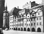 Rynek - Ratusz, kamienice mieszczaskie kiedy tzw. Kramy ledziowe, a w tyle gmach teatru - zdjcie z 1968 roku